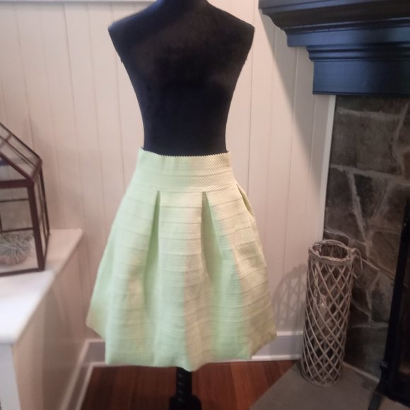 seventh ave NY&CO chartreuse flare skirt. Nice heavy scalloped fabric size M - Picture 1 of 7